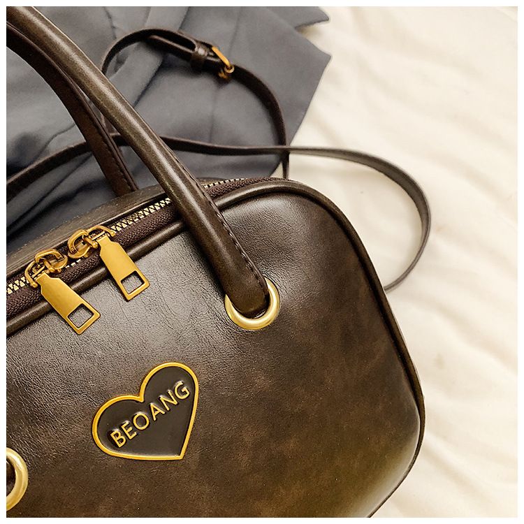 Borsa a tracolla singola coreana in pelle PU di alta qualità, a forma di cuore, quadrata piccola, autunno e inverno 2024_voghion.com