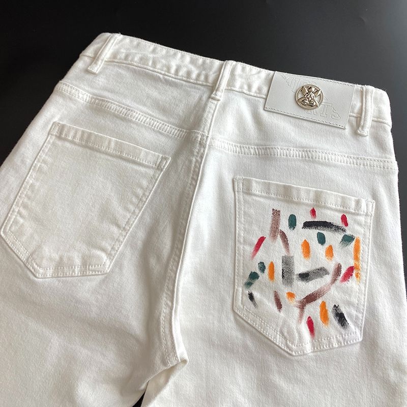 Hochwertige europäische Luxus-Jeansshorts in Weiß, Slim Fit-Modelabel für Herren, vielseitiger elastischer Graffiti-Druck, modisch_voghion.com