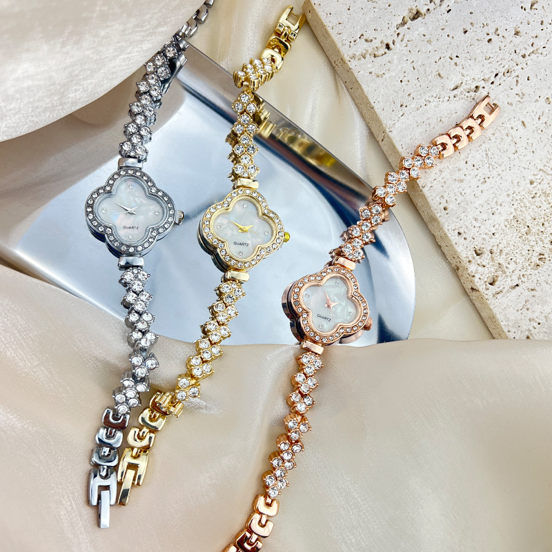 Fashionabla kvartsklocka med diamantinläggning med fyrklöver för kvinnor_voghion.com