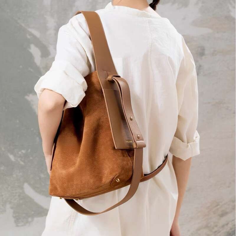 Borsa a mano con orecchini pendenti in pelle scamosciata di medie dimensioni, stile designer, per i pendolari, tracolla, autunno Mahler 2025_voghion.com