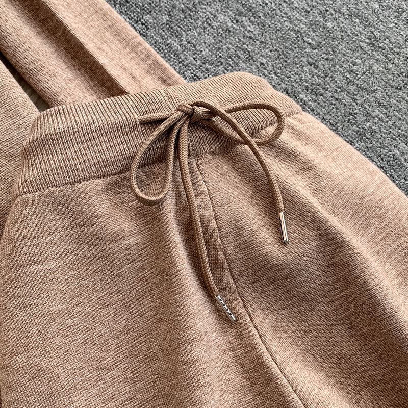 Abbigliamento da donna Elegante camicetta in maglia con bottoni Camellia e pantaloni dritti a vita alta - Beige chiaro / Marrone chiaro (Outfit autunno-inverno)_voghion.com