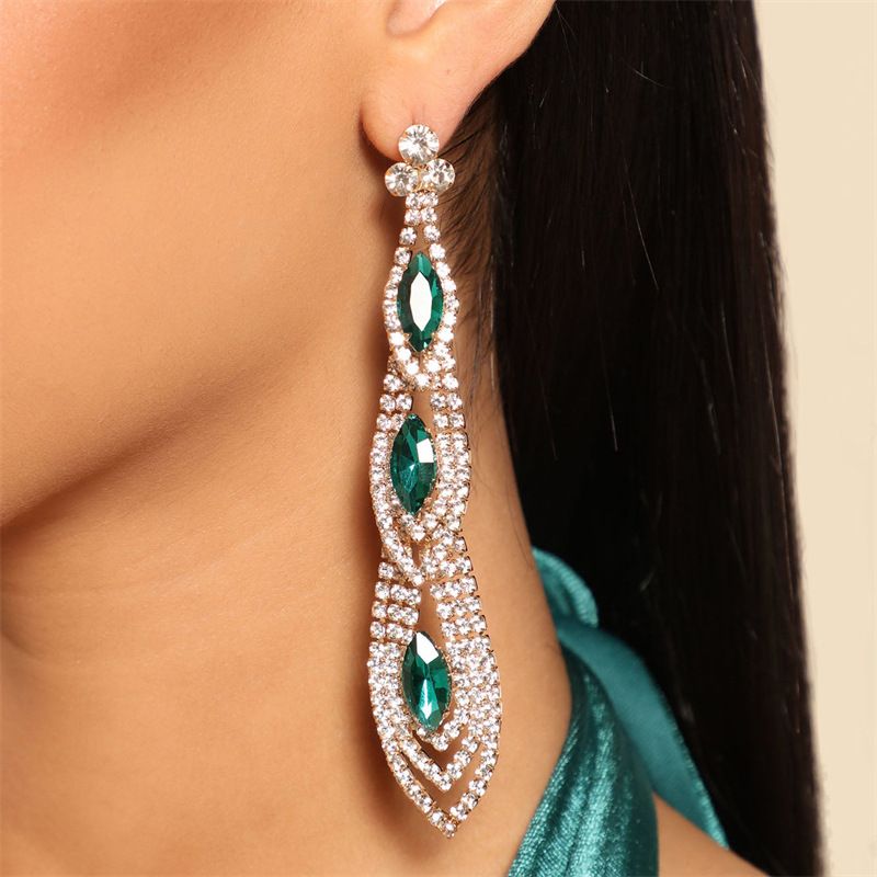 Orecchini lunghi geometrici molto venduti con diamanti super scintillanti e temperamento a goccia d'acqua verde, versatili_voghion.com