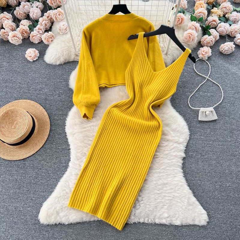 Vêtements pour femmes Costume deux pièces amincissant et réduisant l'âge pour femmes en automne et en hiver, pull court perlé à col rond + robe gilet tricotée à la taille_voghion.com
