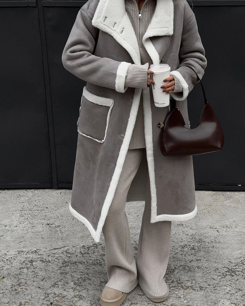 Cappotto in pelliccia integrato con risvolto da donna autunno e inverno con tasca applicata in colore grigio e bianco_voghion.com