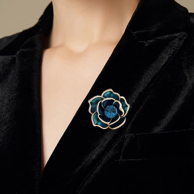 Spilla di camelia di montagna blu pavone di fascia alta per donne con temperamento lussuoso spilla a goccia di smalto a olio piccoli accessori di abbigliamento in stile profumato_voghion.com