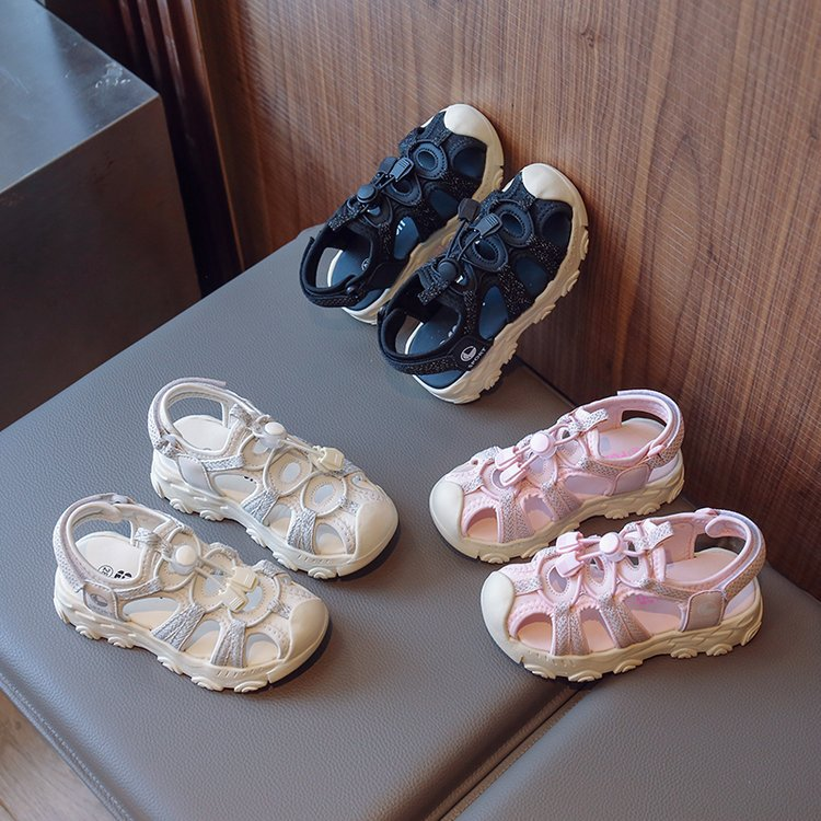 Ragazzi, ragazzi, ragazze, scarpe sportive, studenti e sandali_voghion.com