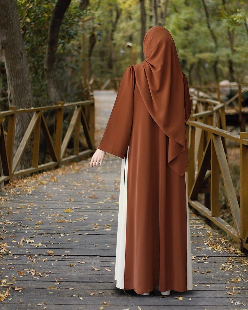 Abbigliamento da donna, costumi tradizionali popolari, abito casual ampio con scollo rotondo e coulisse laterale abbinato ai colori_voghion.com