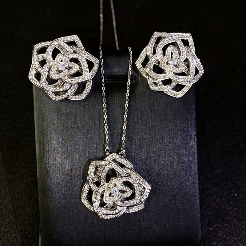 Elegante collana da donna mondana con rose squisite scavate, orecchini di camelia, grappoli di fiori sagomati, set di accessori, zircone_voghion.com