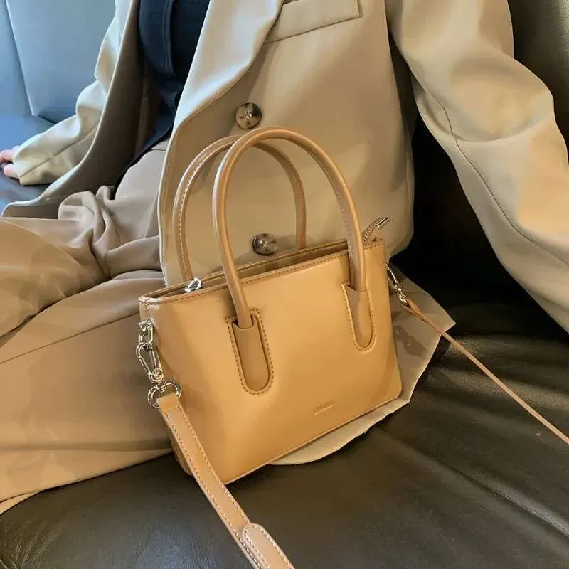 Bolso mini horizontal de diseño avanzado de diseñador 2025 para mujer, informal y versátil, con un solo hombro y cierre bajo el brazo._voghion.com