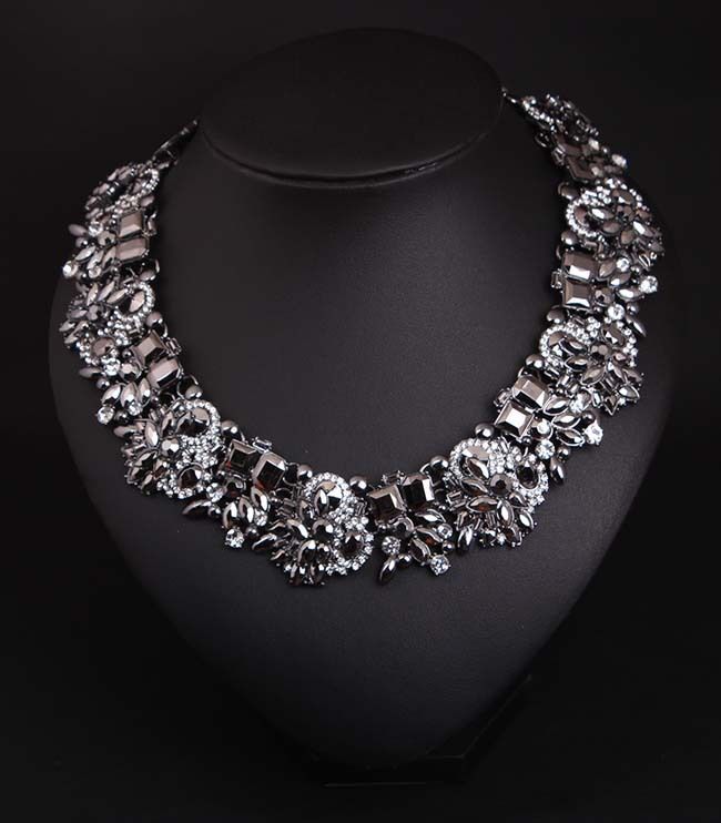 Collana esagerata alla moda retrò personalizzata con diamanti colorati e corta per clavicola per accessori da donna_voghion.com