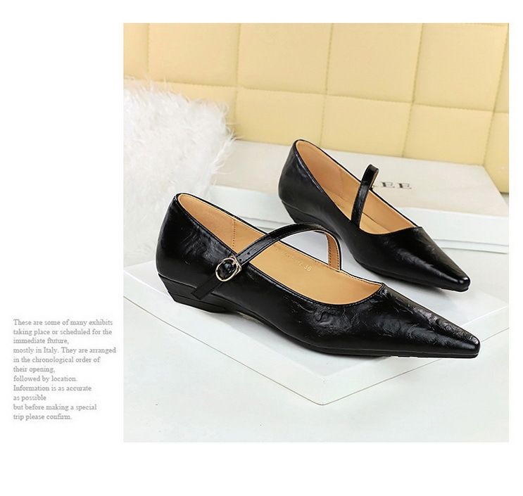 3683-13 Modische und stilvolle Damenschuhe mit flacher Öffnung, schrägem Absatz, diagonalem Strohhalm, dekorativem Handgriffmuster,_voghion.com