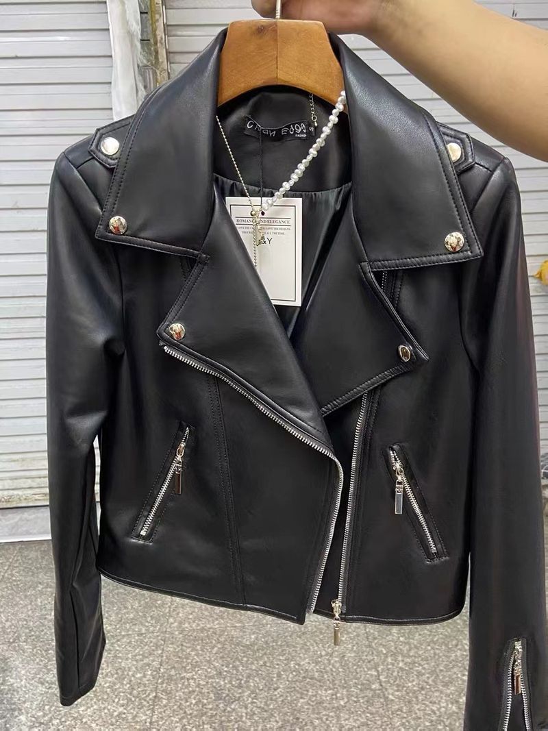Veste noire élégante et tendance pour le printemps et l'automne 2023, avec col rabattu, taille haute, poche, fermeture éclair et courte_voghion.com