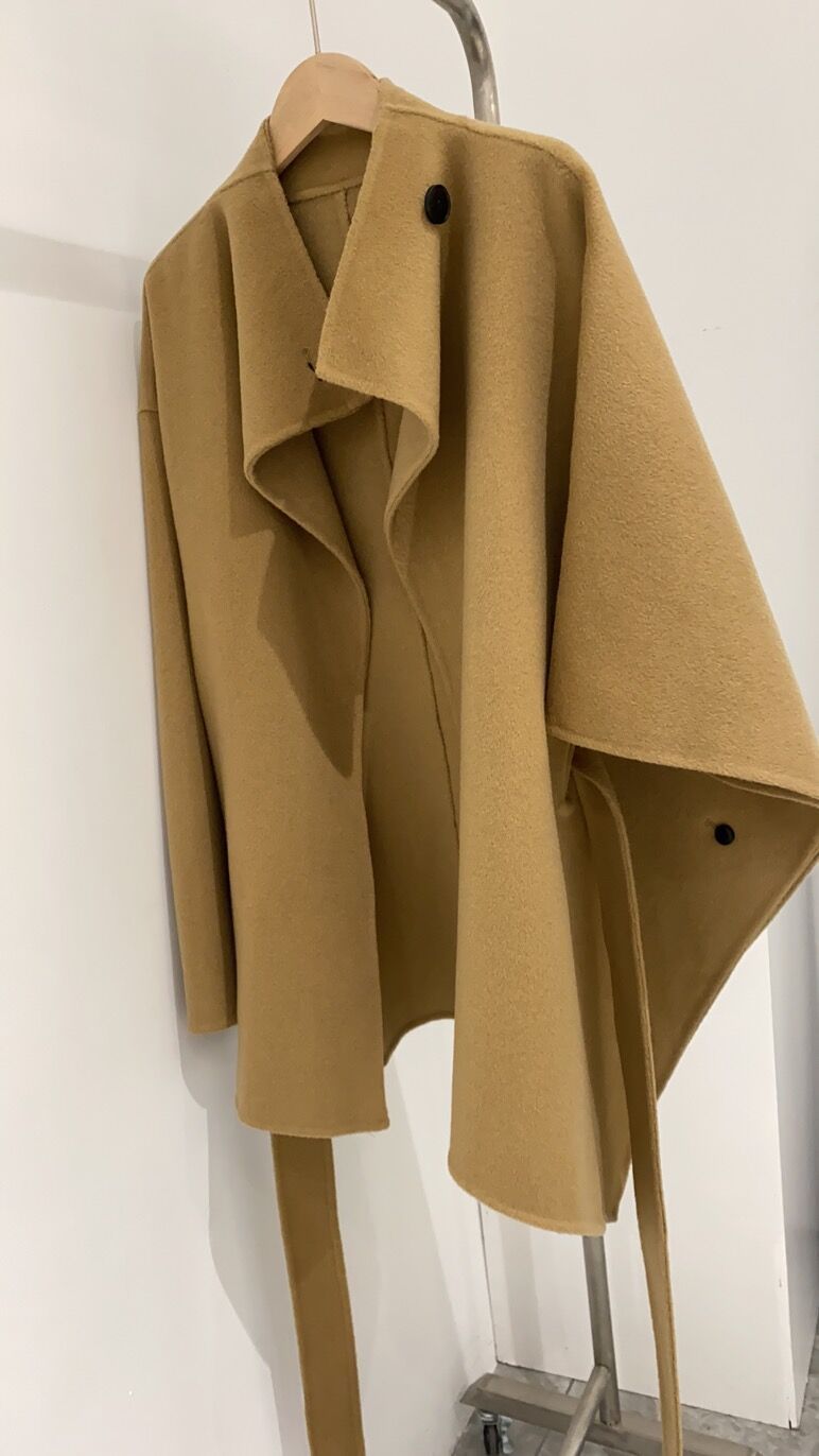 Damen-Cape-Mantel aus Wolle mit asymmetrischem Bindegürtel – doppelseitiger Kaschmir-Wickelmantel für Herbst und Winter in Schwarz und Camel_voghion.com