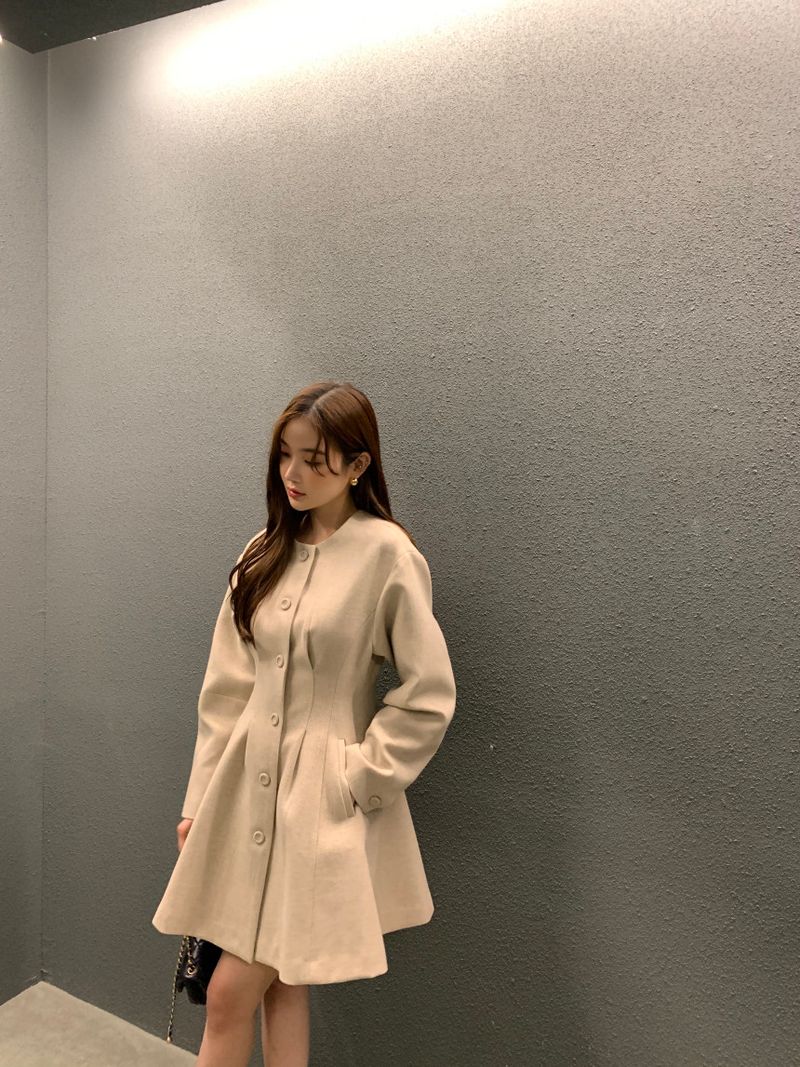 2025 Autumn Round Neck Single Breasted Pleated Waist Slimming Solid Color Long Sleeved Woolen Women's Coat_voghion.com