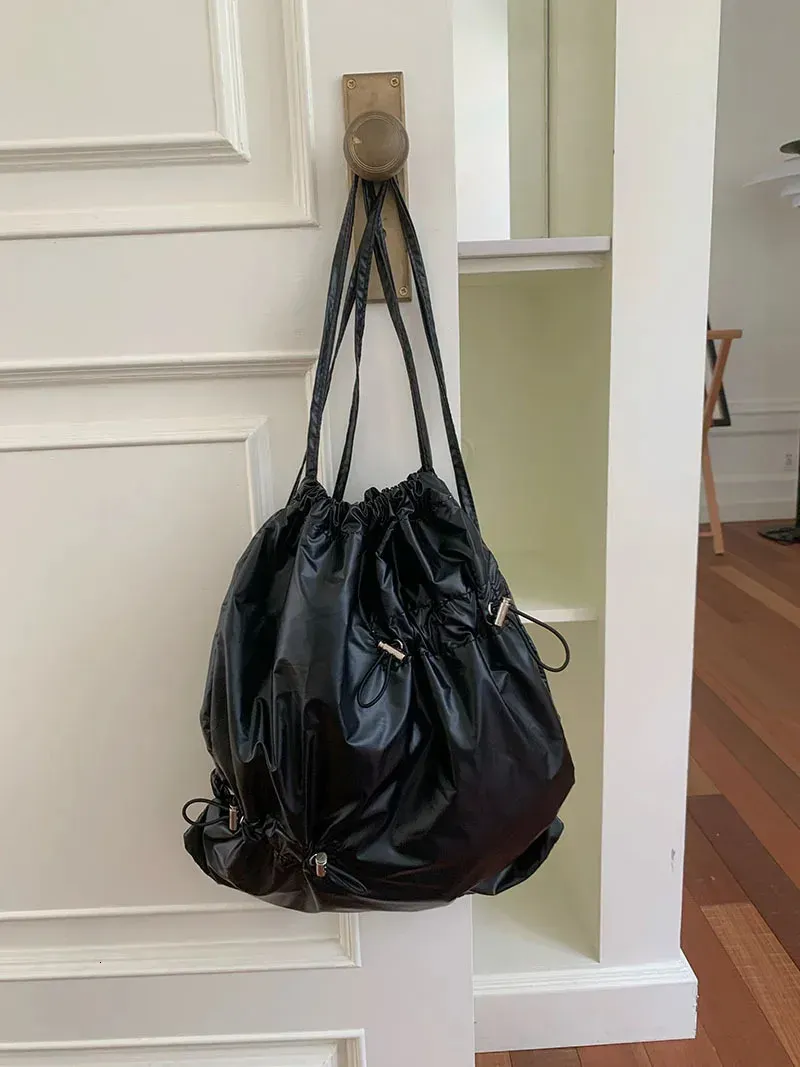 Koreanischer silberner Faltenrucksack mit Kordelzug für Damen, modisch, lässig, klein, schlicht, ideal für Studentinnen_voghion.com