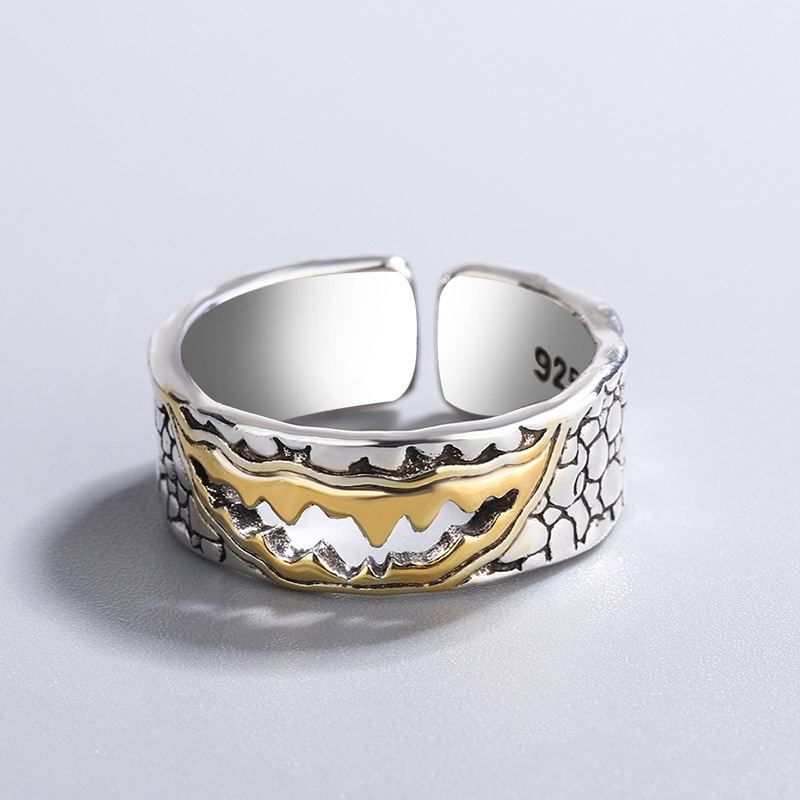 Anello velenoso: design con personalità prepotente maschile e femminile con bocca aperta e anello alimentare apribile_voghion.com