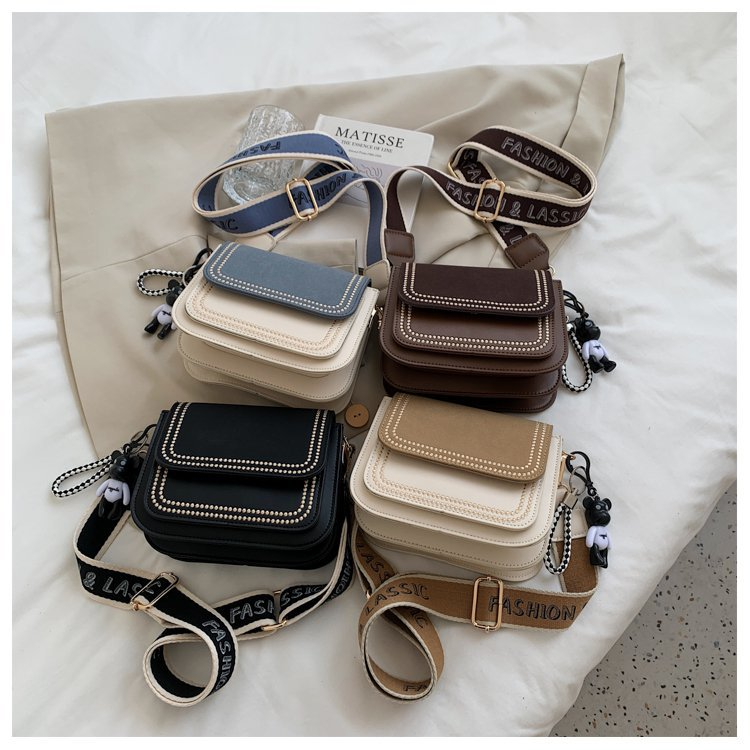 Simple And Popular Small Square Bag Western-style Women's Bag 2023 New High-end wide shoulder strap fashion one-shoulder hit color Messenger bag_voghion.com