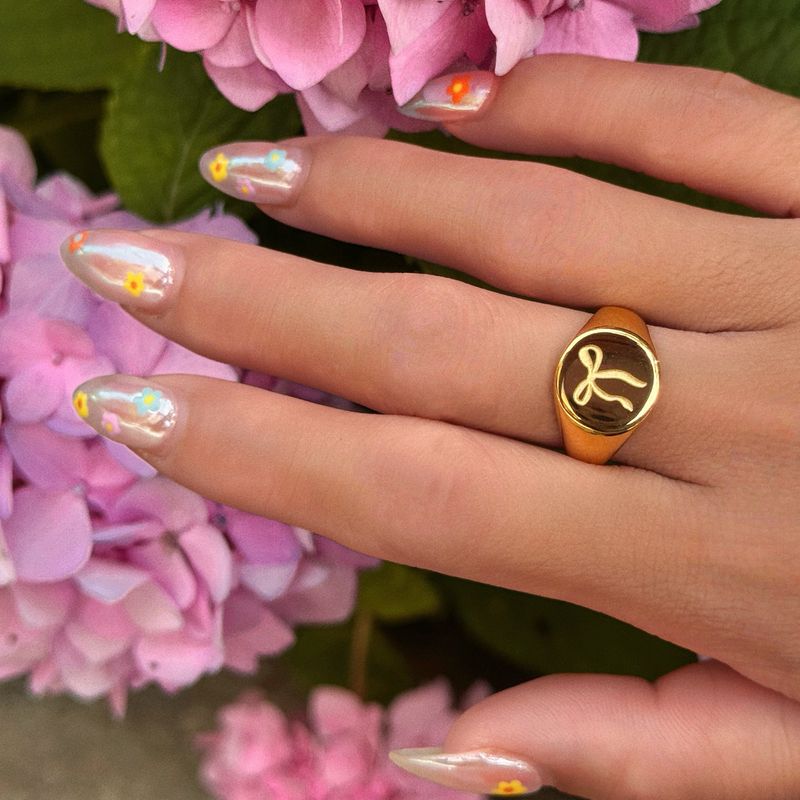 Anello in vero oro galvanizzato in acciaio al titanio con design a fiocco inciso_voghion.com