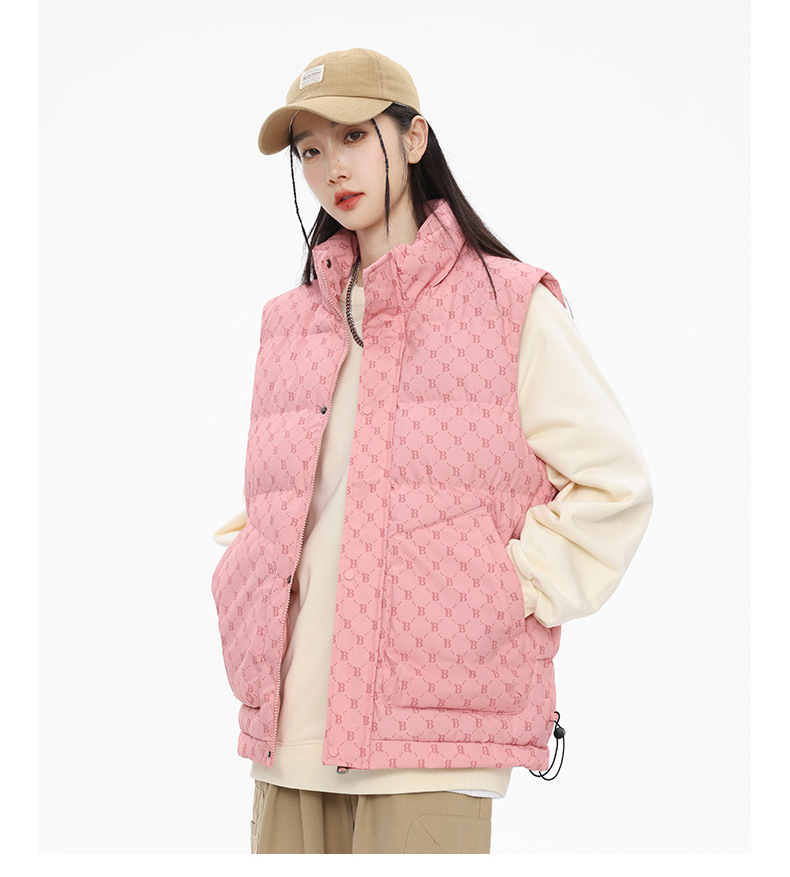 Damenmode-Paar trägt ärmellose Weste, lockere Außenkleidung, Modemarke und warmen Baumwollmantel_voghion.com