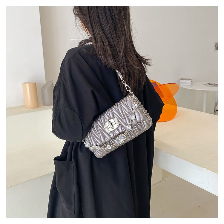 Fashionable and versatile niche chain bag one shoulder pleated diamond small fragrance style net celebrity ladies small bag ins shoulder bag_voghion.com