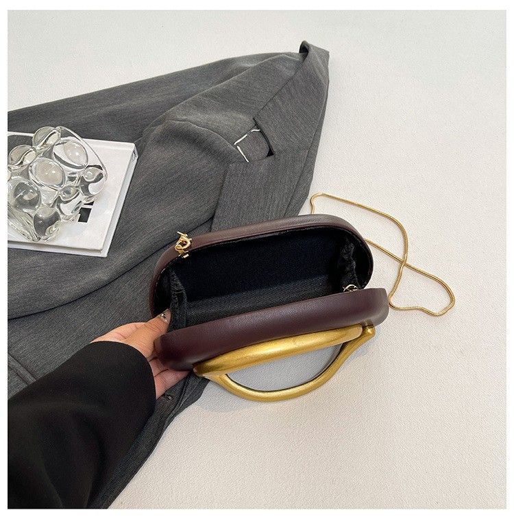 Borsa da sera da donna in similpelle PU, pochette color cioccolato con tracolla a catena, borsa a tracolla decorata in metallo Easy Hundred_voghion.com