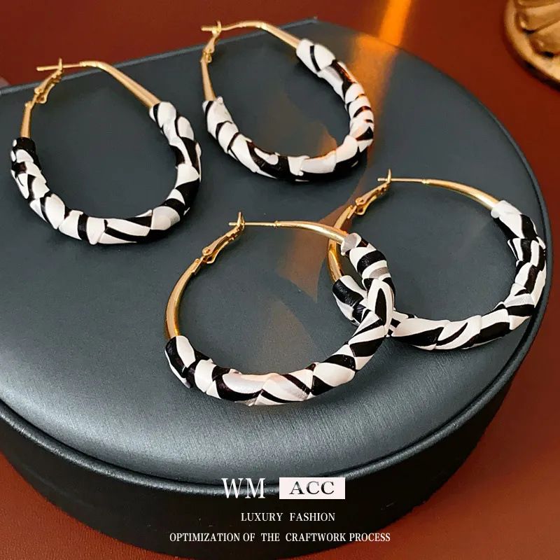 Autumn And Winter Pleated Artificial Leather Circle Oval Silver Needle Fashionable Geometric Temperament High-end Earrings For Women_voghion.com