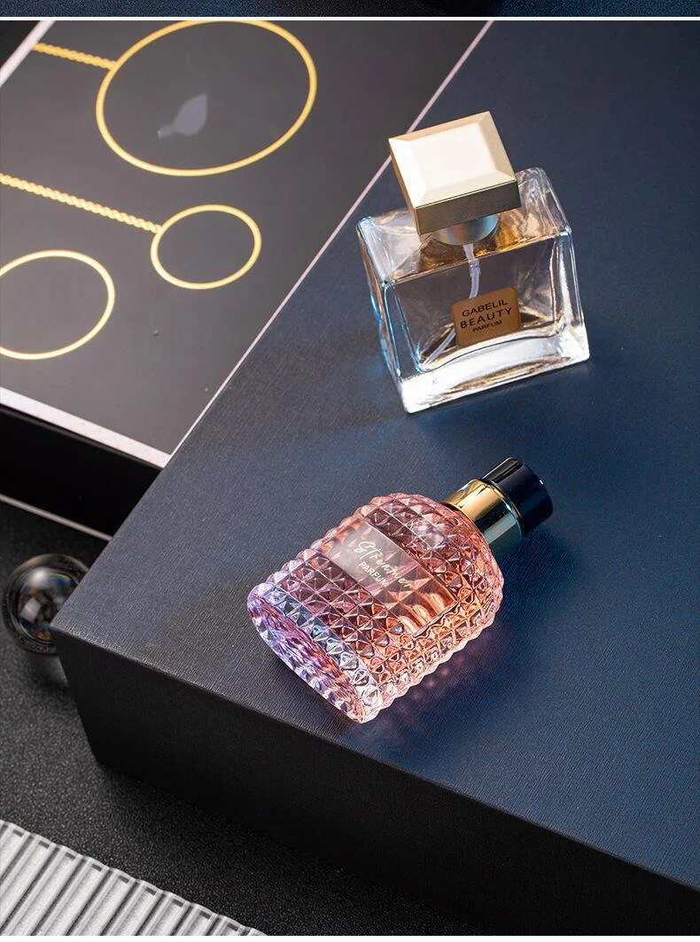 Jauna parfimērijas dāmu smaržu dāvanu kastīte četrdaļīgs ziedu stāsts par smaržām, ilgstoši noturīgs aromāts, ieteikt parfimērijas dāmu_voghion.com