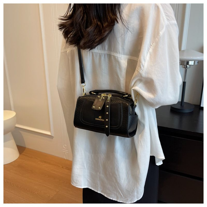 2023 Nova vroče prodajana modna ročna torba s teksturo kamnitega vzorca za ženske, preprosta majhna kvadratna torba čez telo_voghion.com