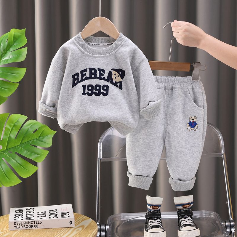 Completo due pezzi con felpa e pantaloni per bambini, motivo: orsetto inglese, primavera/autunno 2025_voghion.com
