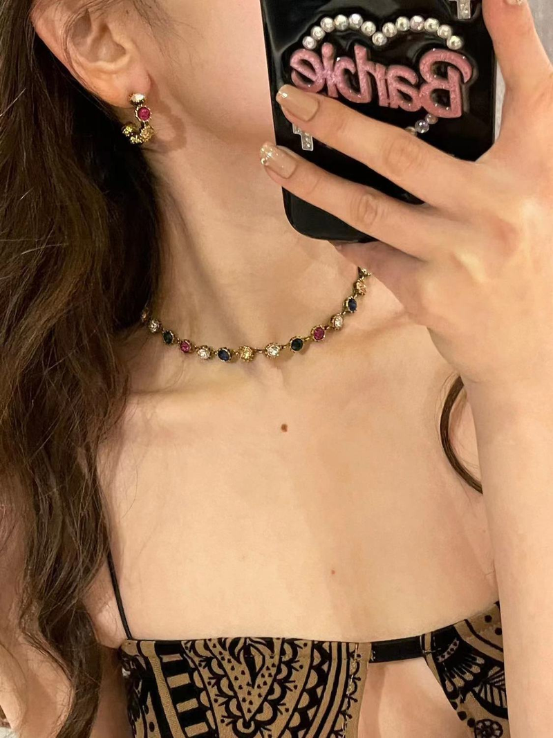 Designer Style Mode Lumière Luxe Petit Groupe Haute Qualité Couleur Diamant Collier Ensemble de Bijoux Femmes Design Sense Trois Pièces Ensemble_voghion.com