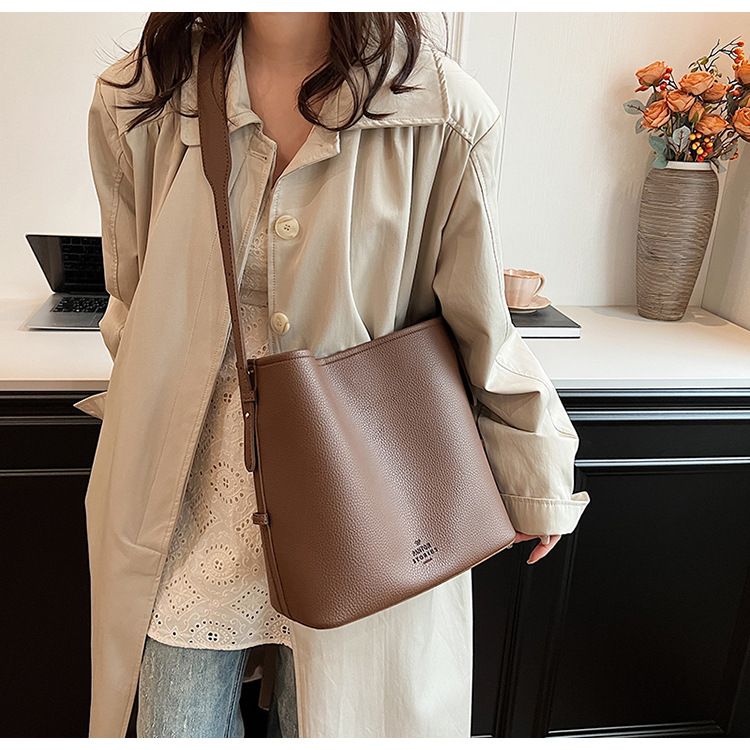 Borsa tote alla moda 2024 autunno nuova alla moda grande capacità monospalla madre lavoro pendolare sottobraccio_voghion.com
