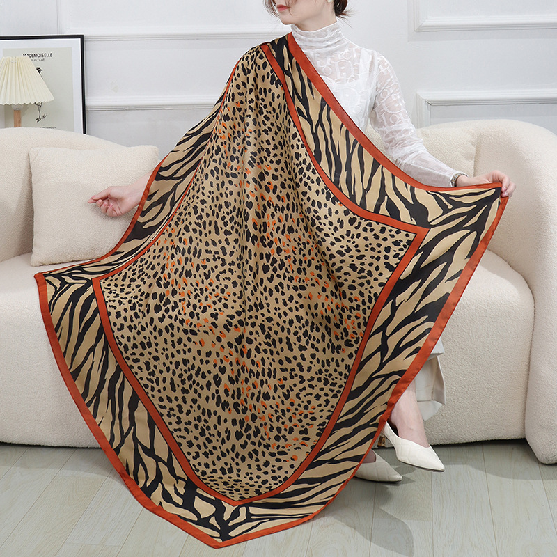 Xiaoxiang Frühling Herbst High-End-Seide Schwarz und Weiß 110 cm große quadratische Li Brokat Polyester Kamelie_voghion.com
