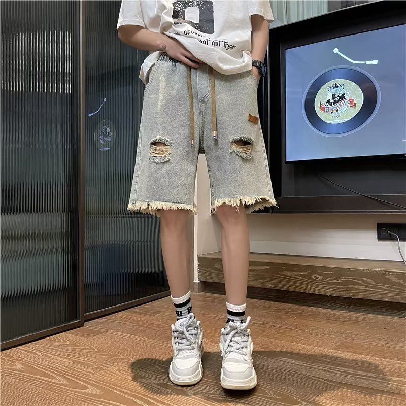 Ausgewaschene Denim-Shorts im Used-Look, trendige Sommer-Freizeithose für Herren im amerikanischen Stil, mit Design-Feeling und gerüschtem Rand_voghion.com