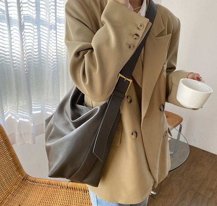 Korean version large capacity soft collapse minimalist style single shoulder new women's tote crossbody student bag_voghion.com