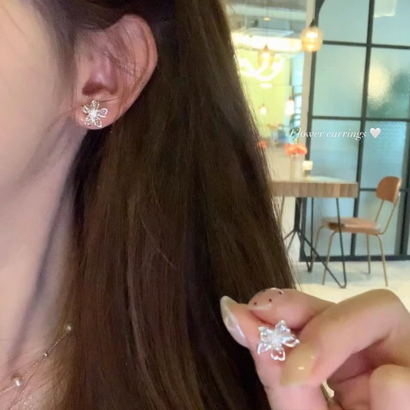 Orecchini a forma di fiore trasparente in stile coreano, piccoli, squisiti, alla moda, di nicchia, dal design versatile, accessori per le orecchie di alta qualità e personalità._voghion.com