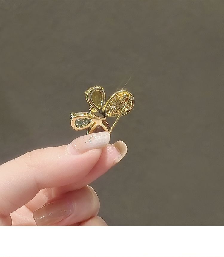 Jian Xiao Broche en cristal imitation coloré Broche papillon girly douce Cardigan d'été Ne pas boucler Boucle anti-lumière_voghion.com