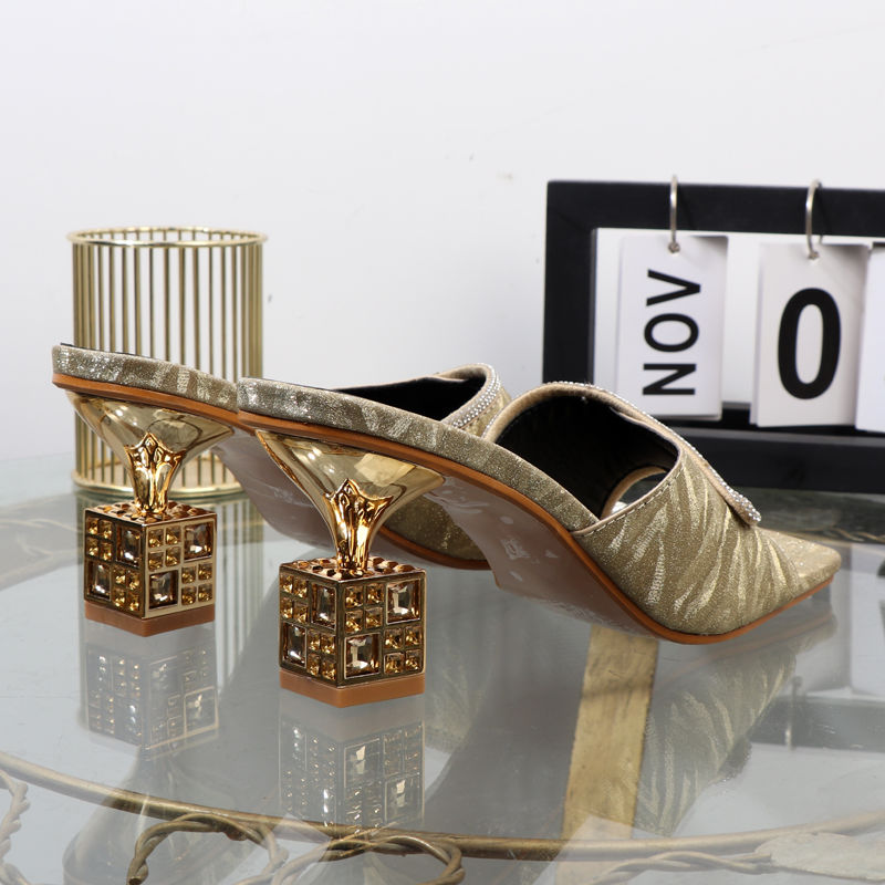 Hochwertige goldene Flip-Flops für den Herbst 2024, neue High Heels mit unregelmäßigem Absatz und offener Spitze, Strass-Glitzer, Außenverschleiß_voghion.com