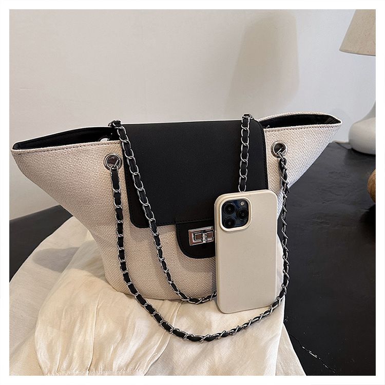 2024 Nuova borsa tote coreana grande capacità borsa a tracolla a contrasto di colore borsa alla moda borsa a cestino con tracolla a catena borsa a tracolla alla moda_voghion.com