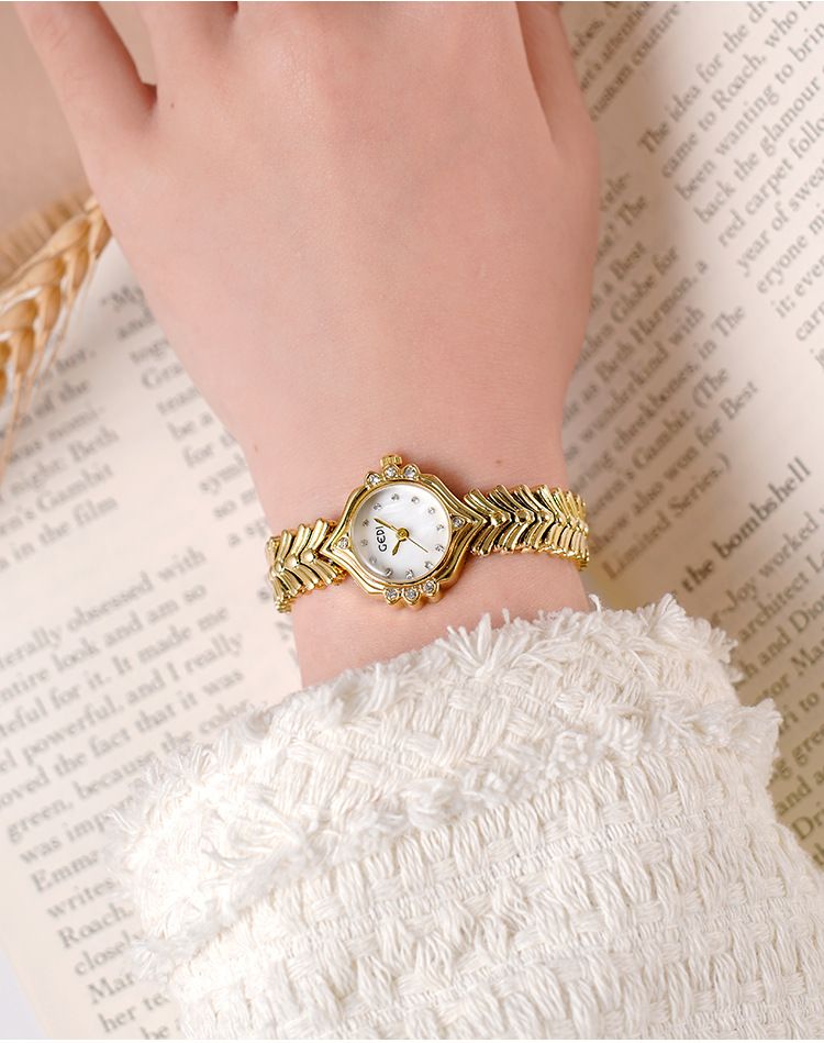 Damen-Quarzuhr, modische Armbanduhr mit Diamanten, Perlmutt-Hilfszifferblatt, Fischschwanzarmband, luxuriöses Design_voghion.com