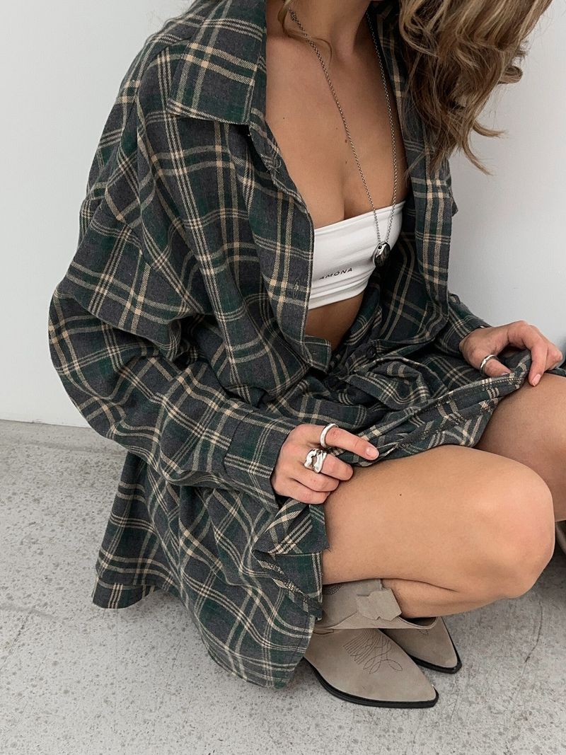 „Komplet damski: koszula w kratę i spódniczka mini – dwuczęściowy zestaw w stylu retro streetwear (szary/czerwony/zielony) – elastyczna mieszanka poliestru dla swobodnego stylu”_voghion.com