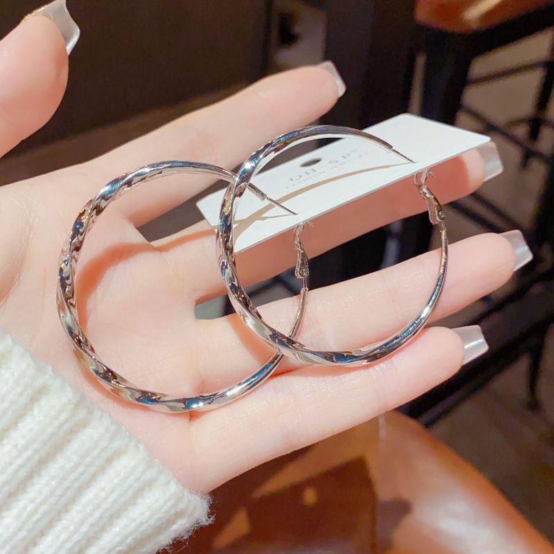 Orecchini pendenti a cerchio in metallo intrecciato unici da donna - Stile minimalista per un uso quotidiano elegante e versatile | Design snellente per le orecchie_voghion.com