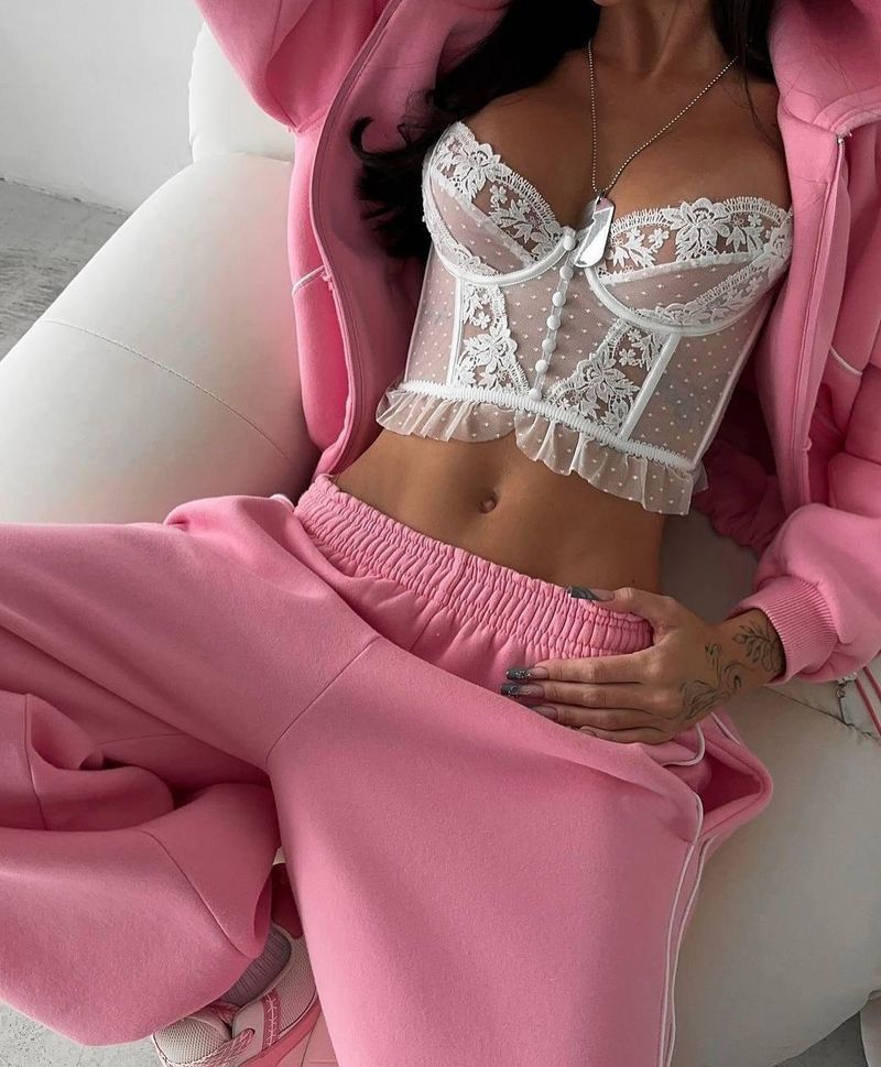 Completo da donna con felpa con cappuccio e pantaloni a gamba dritta con finiture a contrasto – Due pezzi streetwear oversize (4 colori) Completo coordinato urban athleisure_voghion.com