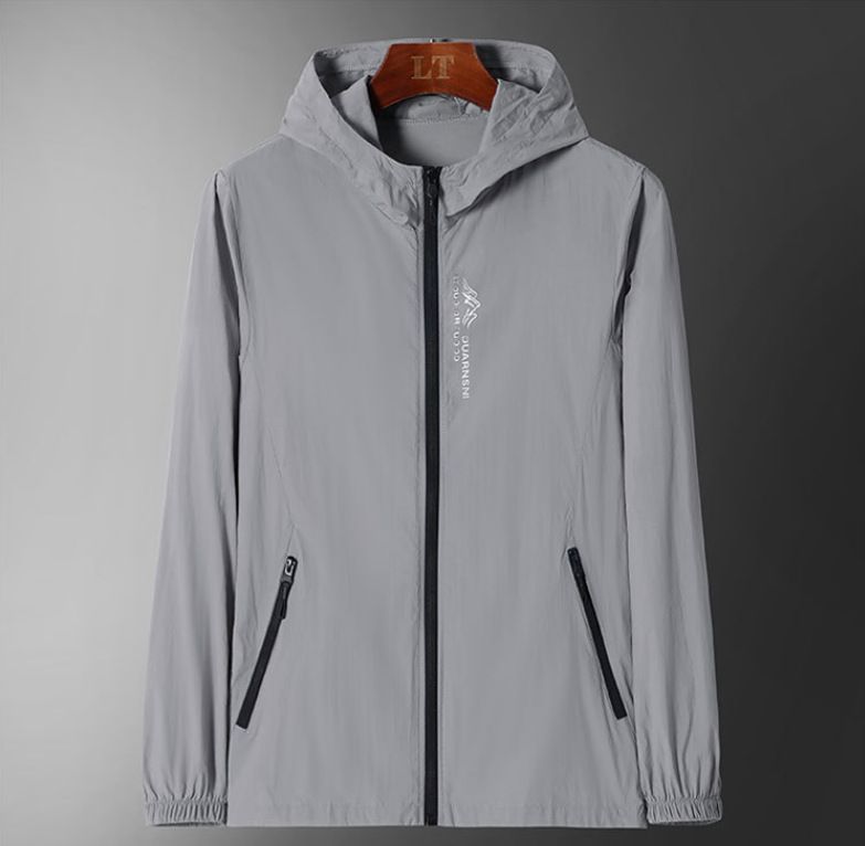 Unschlagbare Qualität Sommer Kapuze Lockere und leichte Windjacke Haut Herren bedruckt Reißverschluss Einfache UV-beständige Outdoor-Sonnenschutzjacke_voghion.com