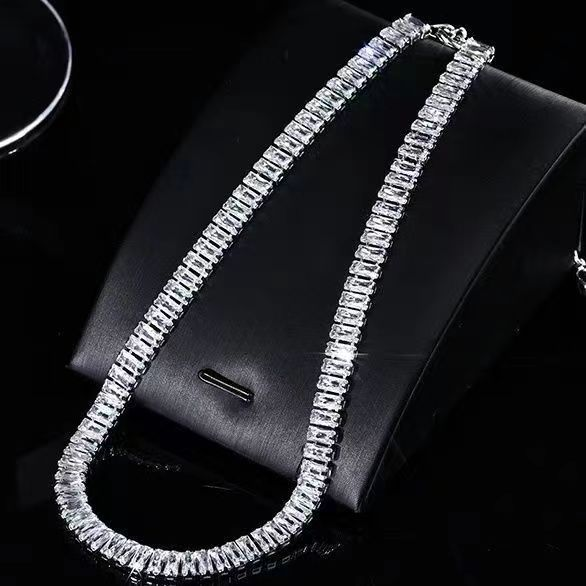Collana leggera di lusso di alta qualità con zirconi, semplice e alla moda, collana con temperamento di alta qualità, catena corta per clavicola, personalità, gioielli alla moda_voghion.com