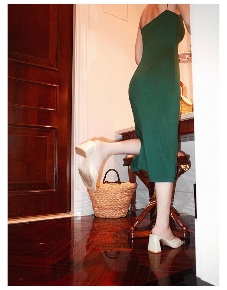 Französisches Kleid mit Spaghettiträgern, hoher Taille, schlankmachendem Bodycon, Pure Desire Base 2025_voghion.com