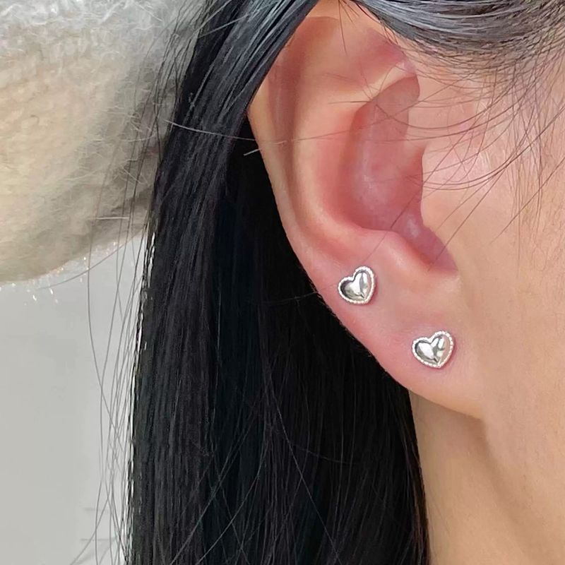 Tiqi Pure Sier Dolce Compatto a forma di cuore con temperamento femminile, Semplice foro per l'orecchio a forma di cuore di pesca E, e_voghion.com