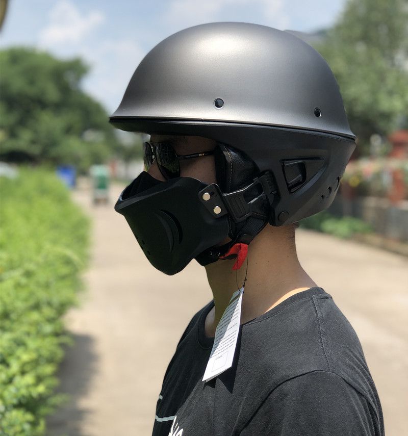 Αποσπώμενο κράνος μοτοσικλέτας κάτω από το κράνος Baharee_voghion.com