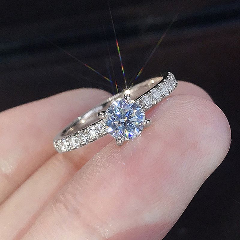 Pronta consegna Huitan Classic 4 Claws Design Zirconia rotonda Anelli di fidanzamento da sposa da donna 3 colori disponibili Gioielli da sposa sobri_voghion.com