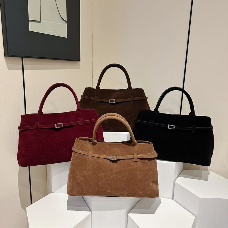 Borsa a tracolla in pelle scamosciata nuova, opaca, per donna, autunno inverno 2024_voghion.com