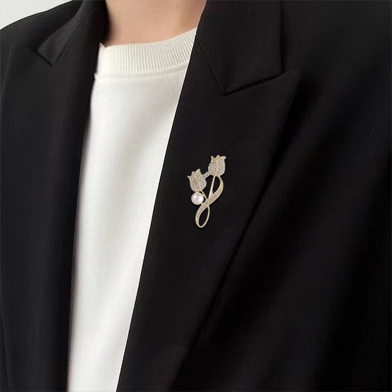 Korean tulip brooch for women, retro, high end, high end pearl pin brooch, niche design, suit accessories_voghion.com